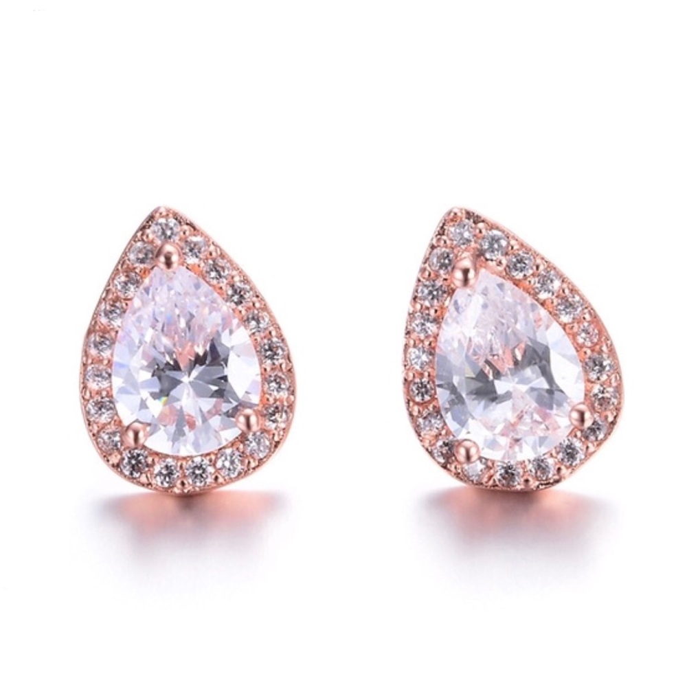 𝑅𝑜𝑠𝑒 𝐺𝑜𝑙𝑑 𝑃𝑒𝑎𝑟 𝐶𝑢𝑡 𝐸𝑎𝑟𝑟𝑖𝑛𝑔𝑠